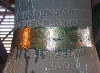 Dumpfer die Glocken nie klangen Unbekannte haben das Hakenkreuz und einen Teil der NS-Inschrift auf der Kirchenglocke der niedersaechsischen evangelischen Kapellengemeinde Schweringen bei Nienburg entfernt (Foto vom 31.03.2018). Die Tat habe sich "irgendwann in der Karwoche" ereignet, sagte Gemeindepastor Jann-Axel Hellwege am Dienstag dem Evangelischen Pressedienst (epd). Er bestaetigte einen Bericht der Tageszeitung "Die Harke". Die im vergangenen Jahr entdeckten "Nazi-Glocken" in Schweringen und Fassberg bei Celle hatten ueber Niedersachsen hinaus fuer Aufsehen gesorgt. (Siehe epd-Meldung vom 03.04.2018)