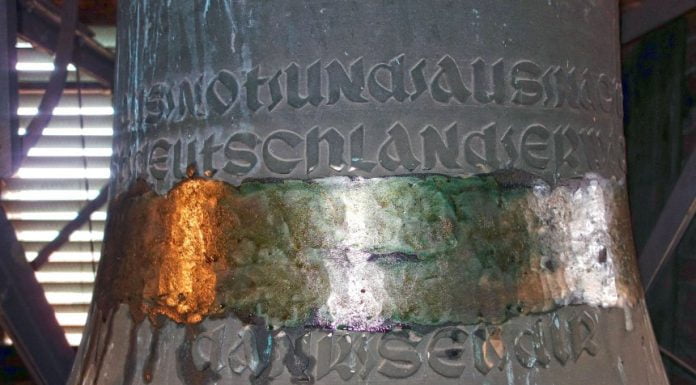 Dumpfer die Glocken nie klangen Unbekannte haben das Hakenkreuz und einen Teil der NS-Inschrift auf der Kirchenglocke der niedersaechsischen evangelischen Kapellengemeinde Schweringen bei Nienburg entfernt (Foto vom 31.03.2018). Die Tat habe sich "irgendwann in der Karwoche" ereignet, sagte Gemeindepastor Jann-Axel Hellwege am Dienstag dem Evangelischen Pressedienst (epd). Er bestaetigte einen Bericht der Tageszeitung "Die Harke". Die im vergangenen Jahr entdeckten "Nazi-Glocken" in Schweringen und Fassberg bei Celle hatten ueber Niedersachsen hinaus fuer Aufsehen gesorgt. (Siehe epd-Meldung vom 03.04.2018)