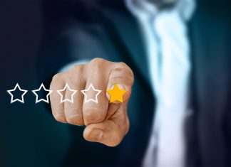 Sticks and Stones – Kritiker keifen, das Publikum feiert