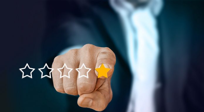 Sticks and Stones – Kritiker keifen, das Publikum feiert