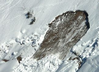 Tausend Kieselsteine – Dieter Nuhr und die Lawine der Macht