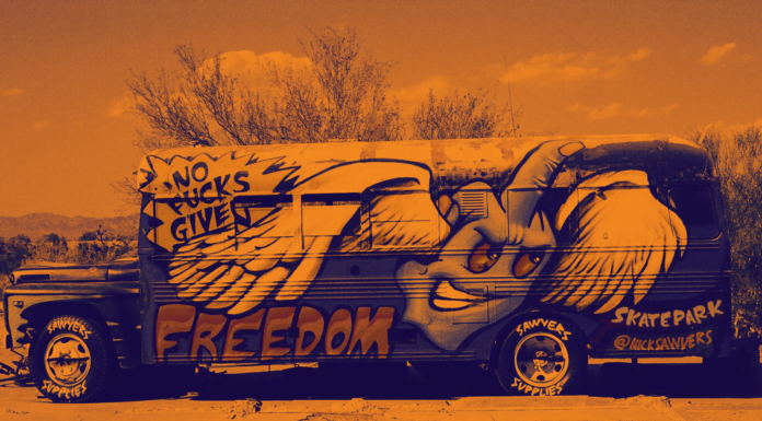 Nicki Minaj zeigt den Mittelfinger