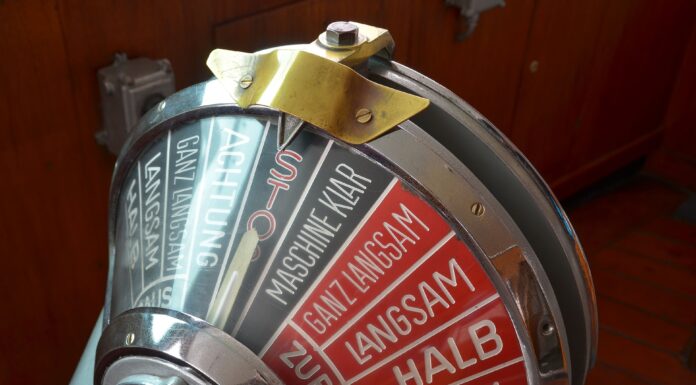 Brücke an Maschinenraum: Warp fünf!